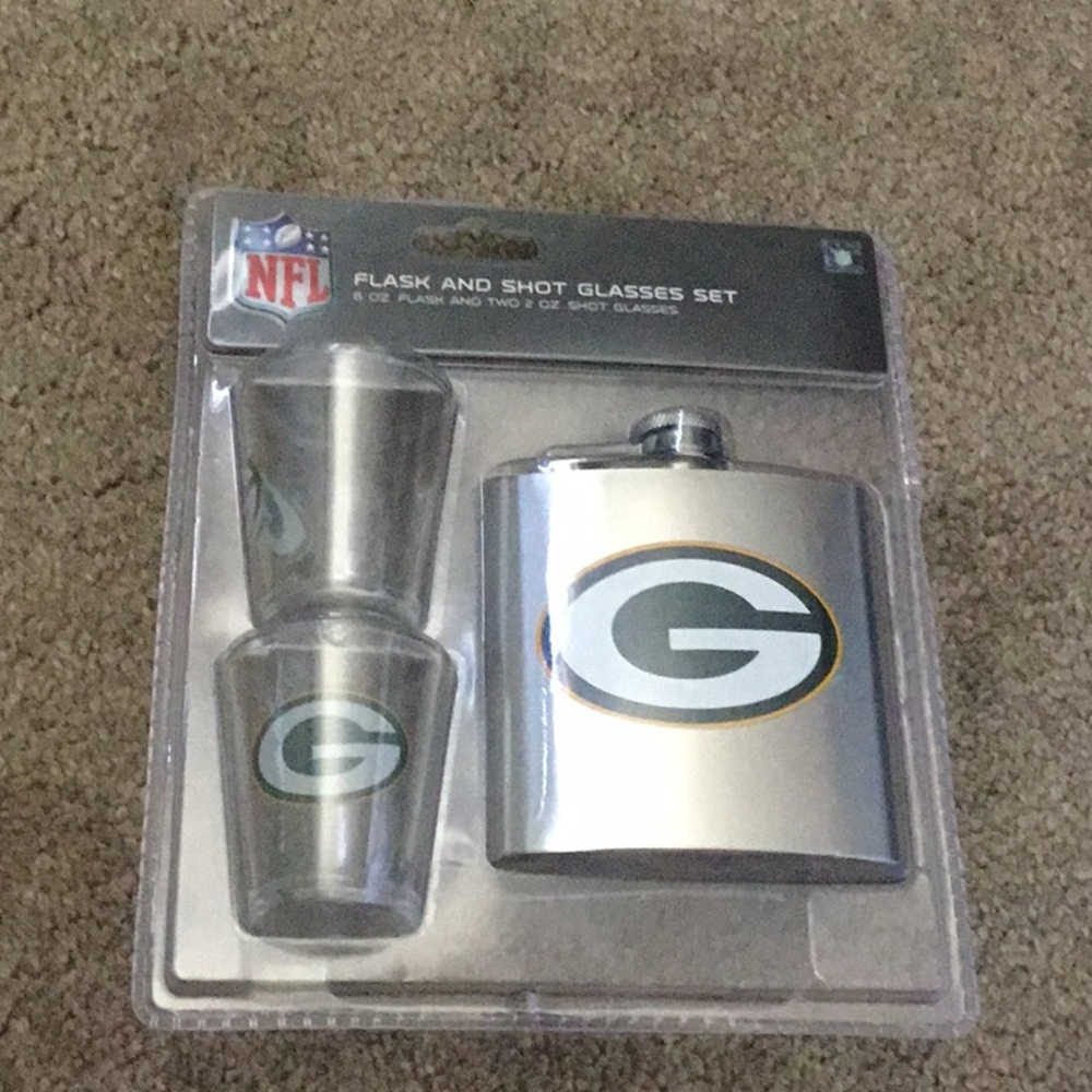 (New)NFL Green Bay Packers Flask & Shot Glasses Set